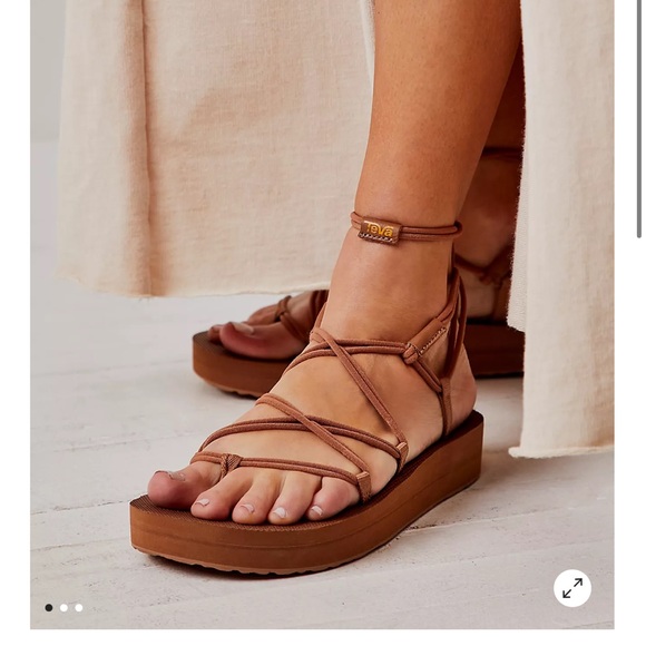 teva infinity sandal, size 9, adjustable straps - Picture 2 of 2